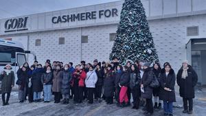 High school students joined a tour to cashmere factories